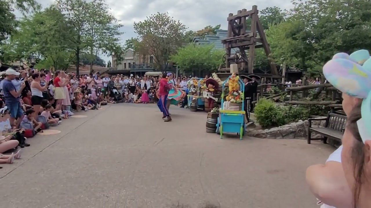 Paria Disney live performance july 2025