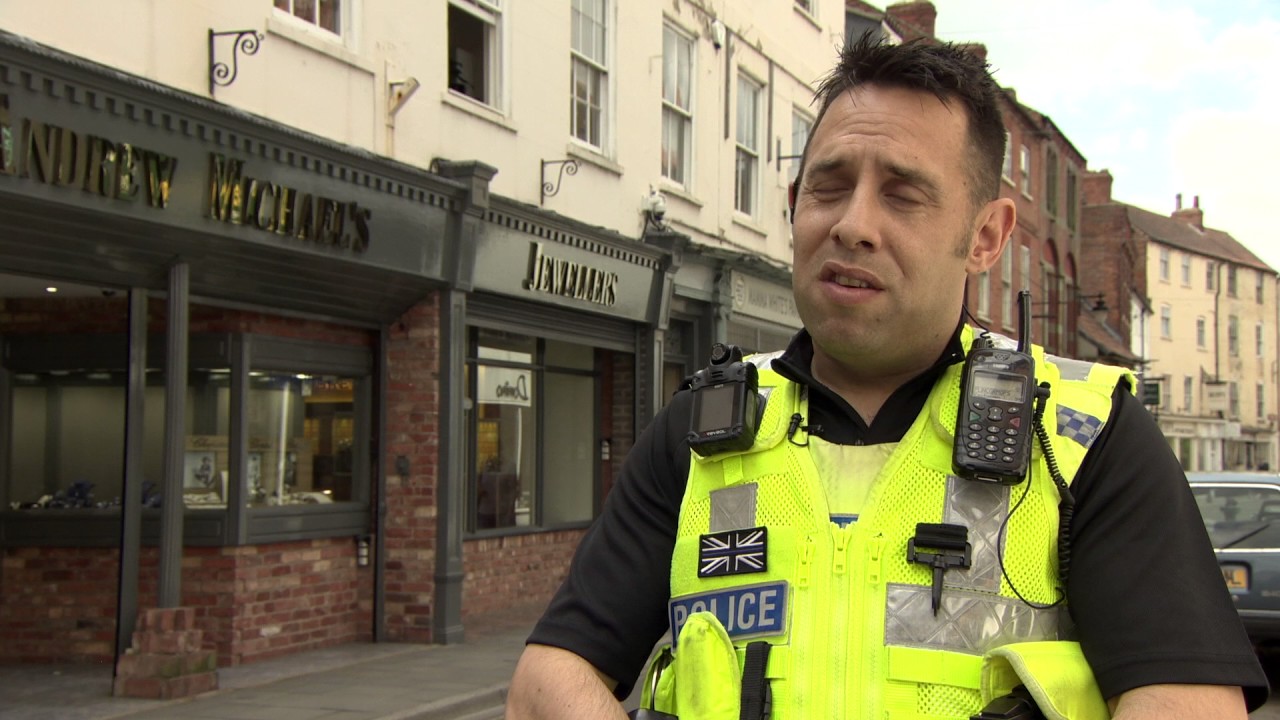 Off-duty police officers confront armed jewellery robbers - Police Bravery Awards 2017