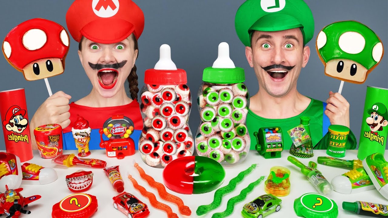 Desafío de comida verde versus comida roja Superhéroes Mukbang