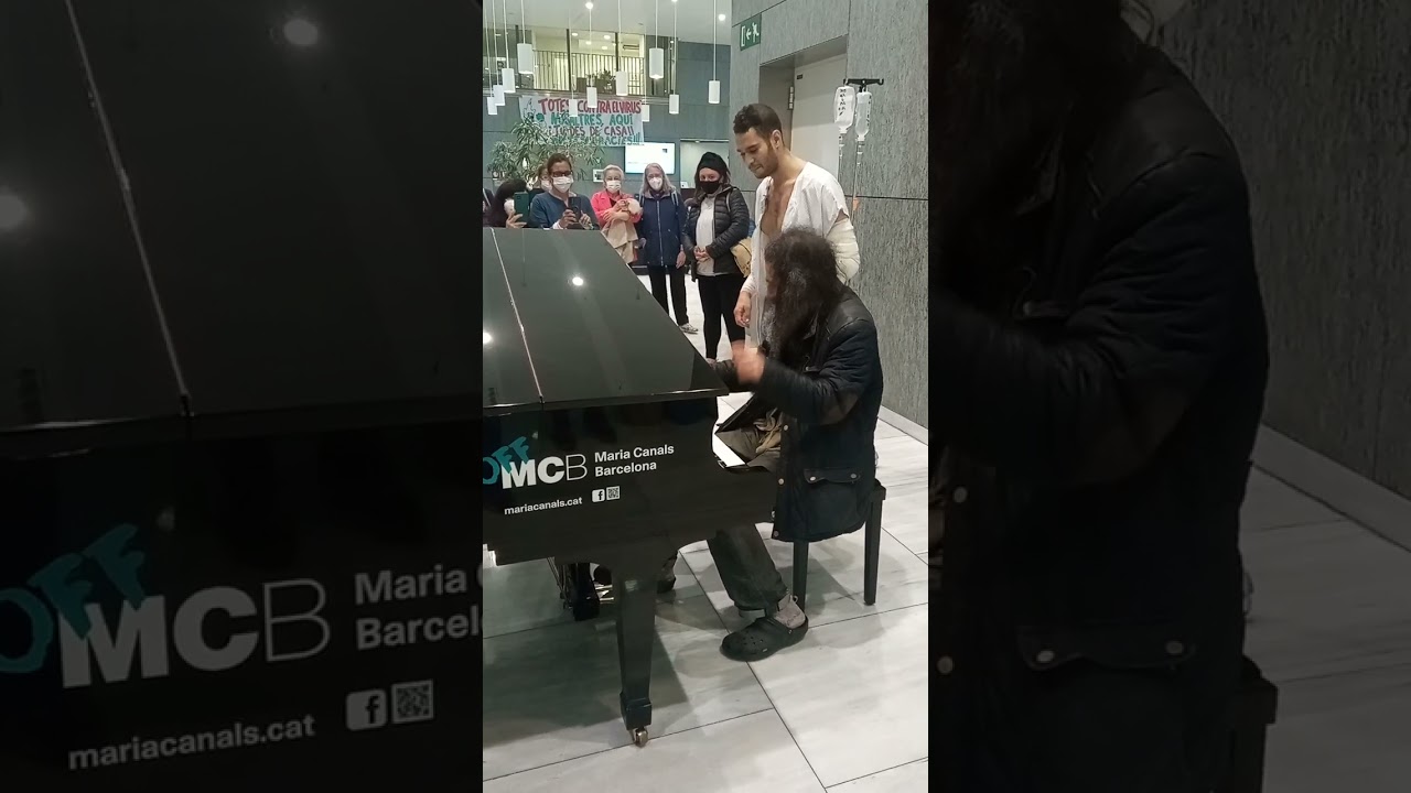 Hombre sin hogar tocando el piano en Hospital de Sant Pau