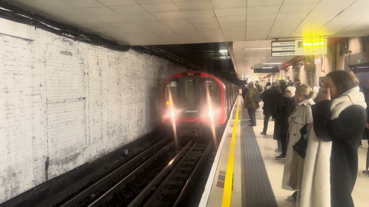 Double London Underground Waterloo & City Line Arrivals at Waterloo 27/1/26