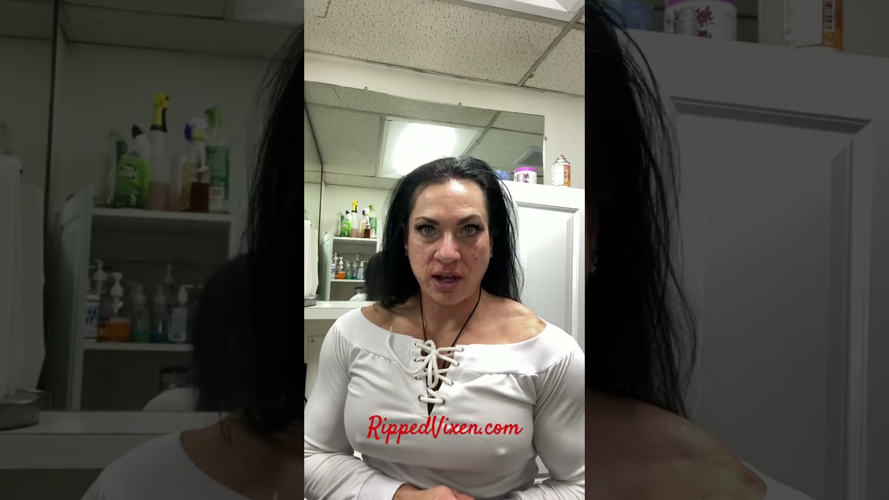 BIG Bulging traps after today&rsquo;s shoulder workout💪🏼 #ifbbpro #femalebodybuilders #rippedvixen #fbb