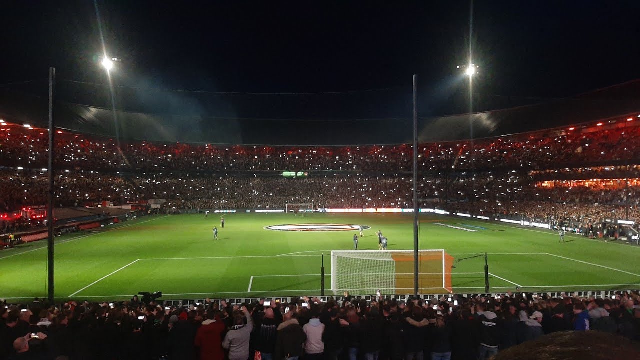 Volledige lichtshow in De Kuip bij Feyenoord - AS Roma!