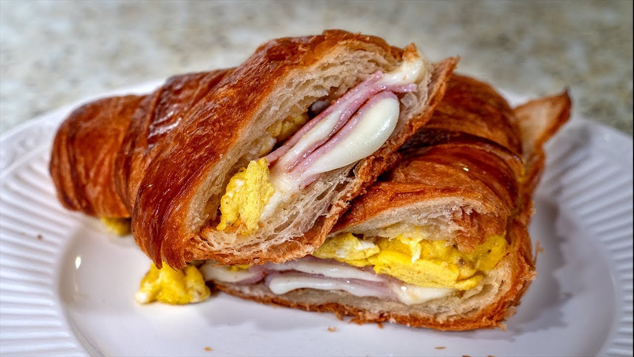 Cuernito Con Huevo, Jamon, y Queso | Recetas De Desayunos Facil