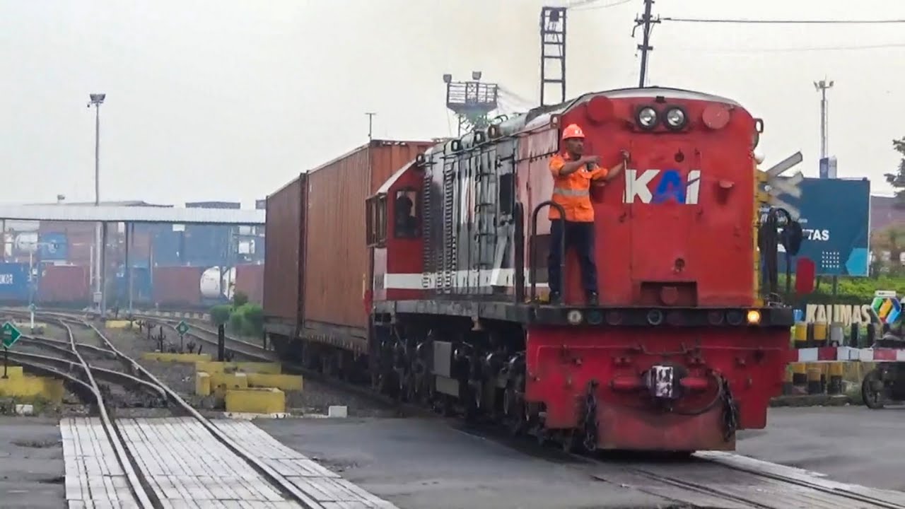 LOKOMOTIF MERAH BENGKONG MASIH KUAT NARIK KONTAINER PANJANG
