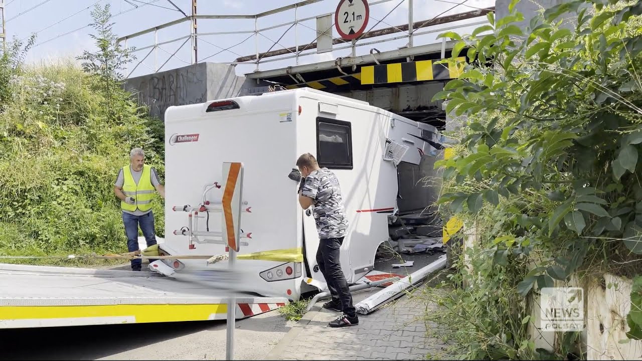 Camper nie zmieścił się pod wiaduktem. Auto za 400 tys. zniszczone
