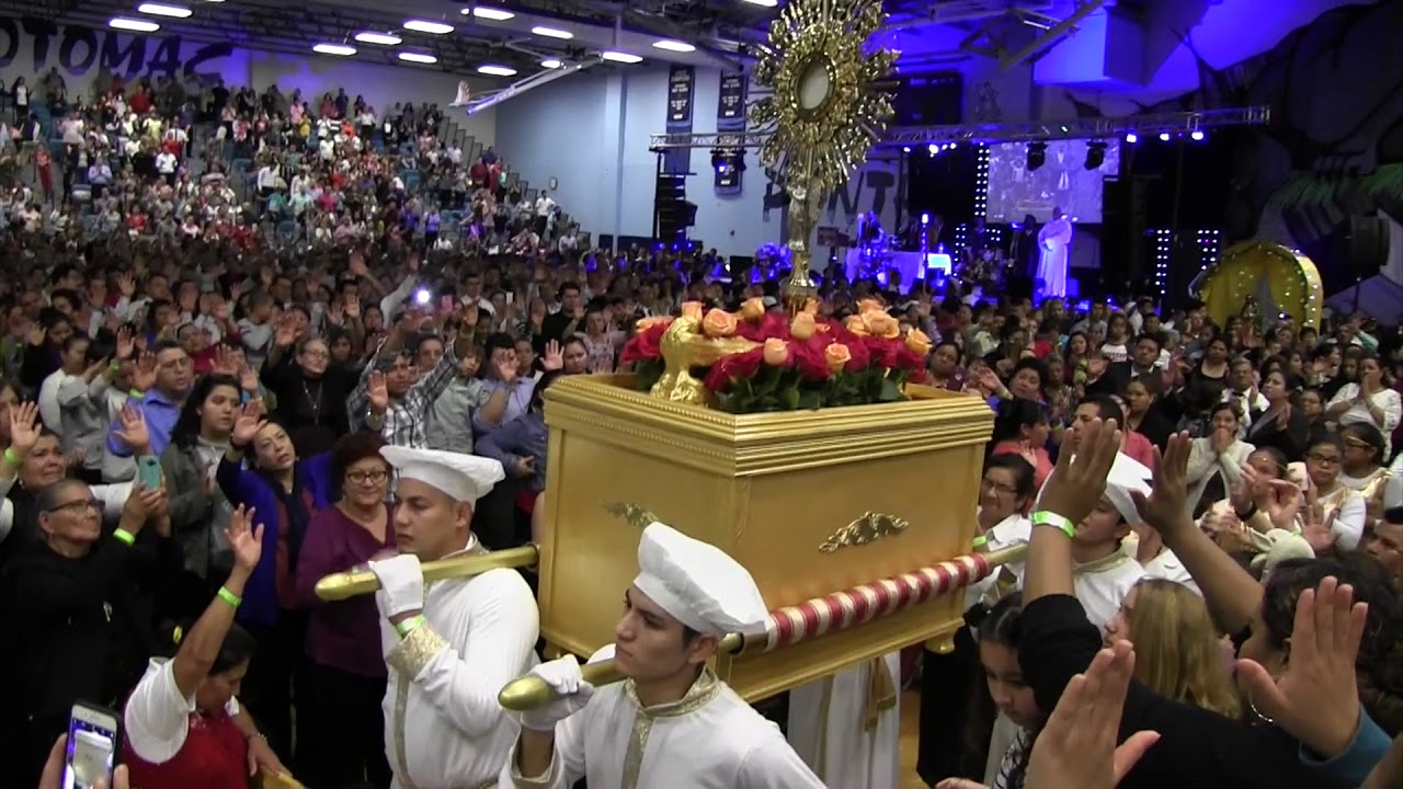 Padre José Eugenio Hoyos y Padre Martin Avalos en Hora Santa con DEI VERBUM,VA