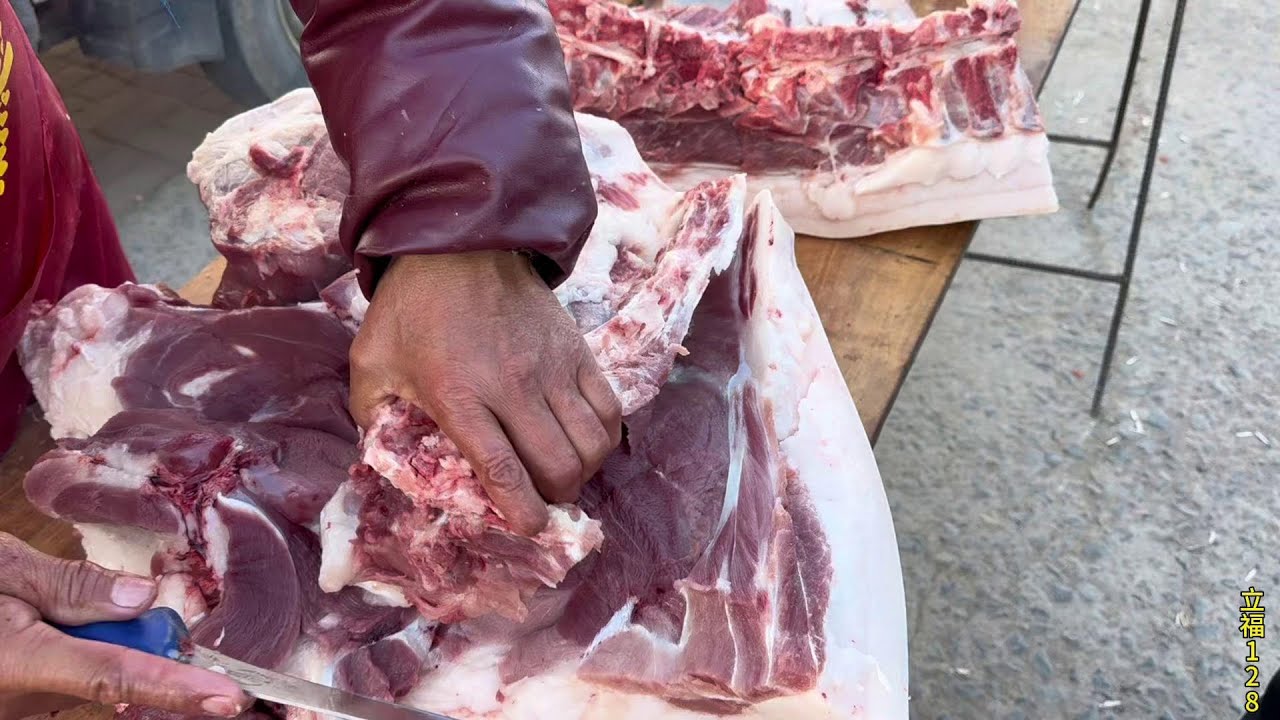 老孟卖猪肉，大早上煮三根大猪尾巴，这东西一般人没吃过，真香#一定要保证肉的质量 #天冷就该多吃点肉了 #味道好极了你们想吃吗 #新鲜食材让您吃得放心 #真材实料才能做出好味道