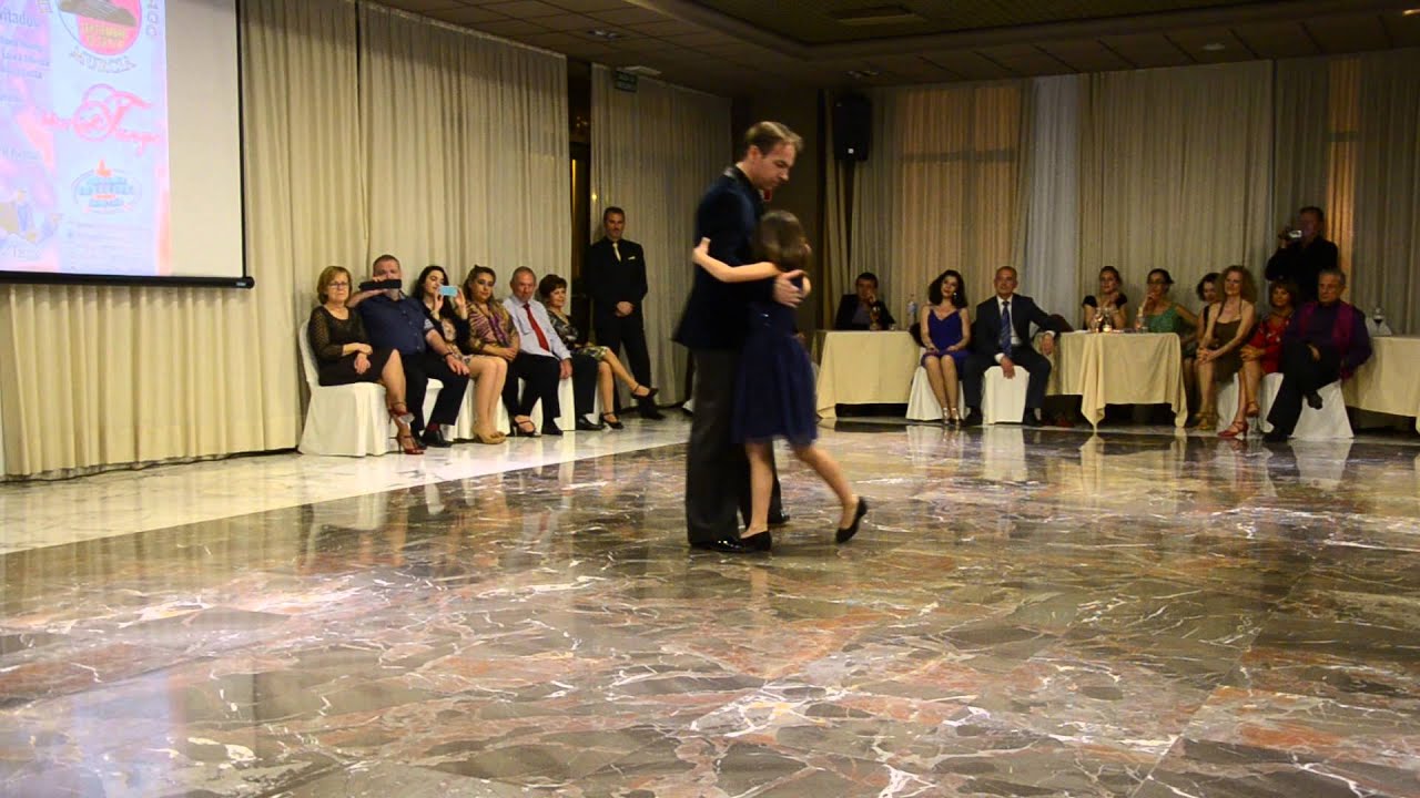 Tango bailado por padre e hija. 