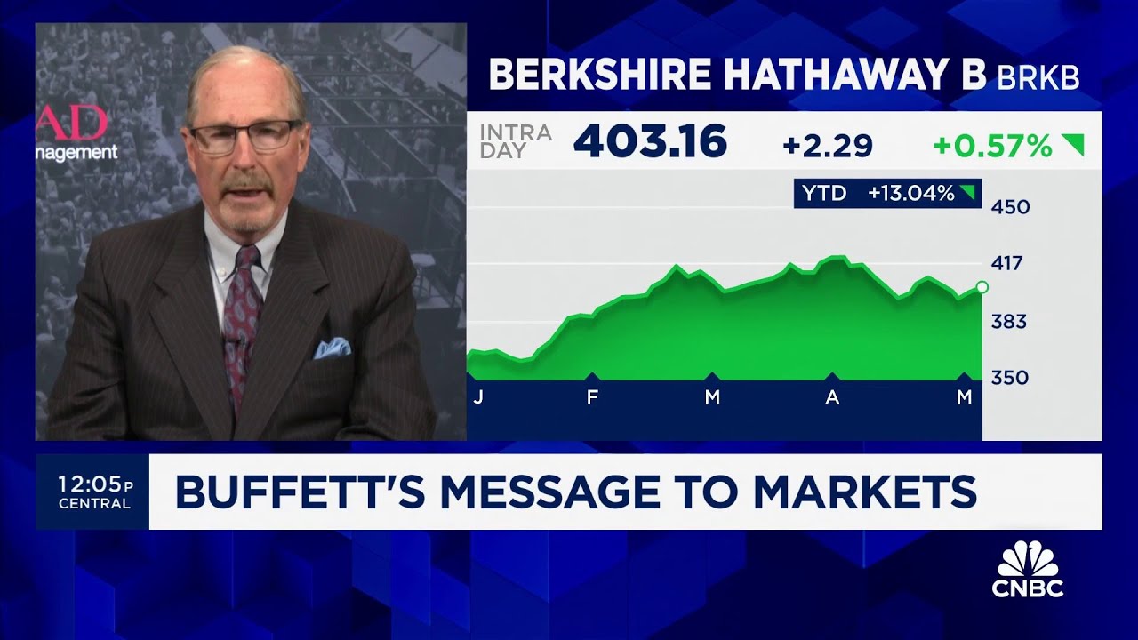 Warren Buffett is now 'as bearish as he ever gets,' says Bill Smead