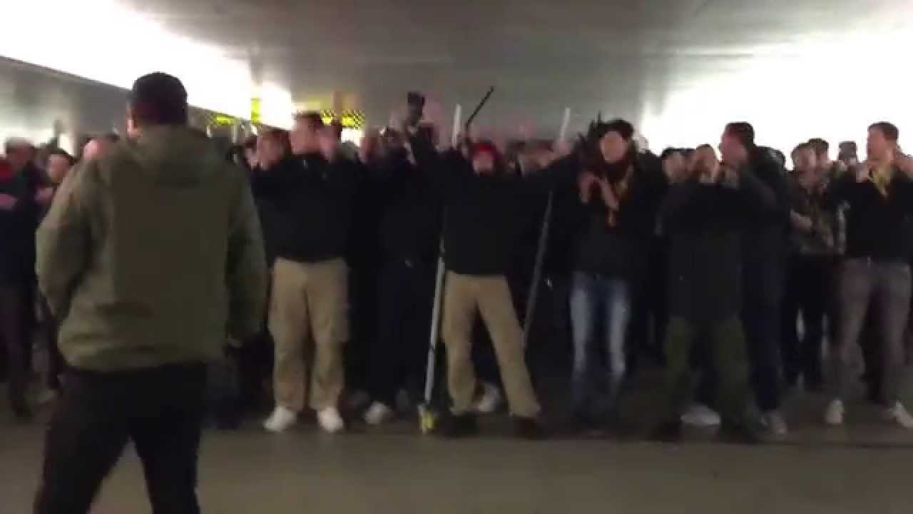 Berner Fans im Bieler-Bahnhof