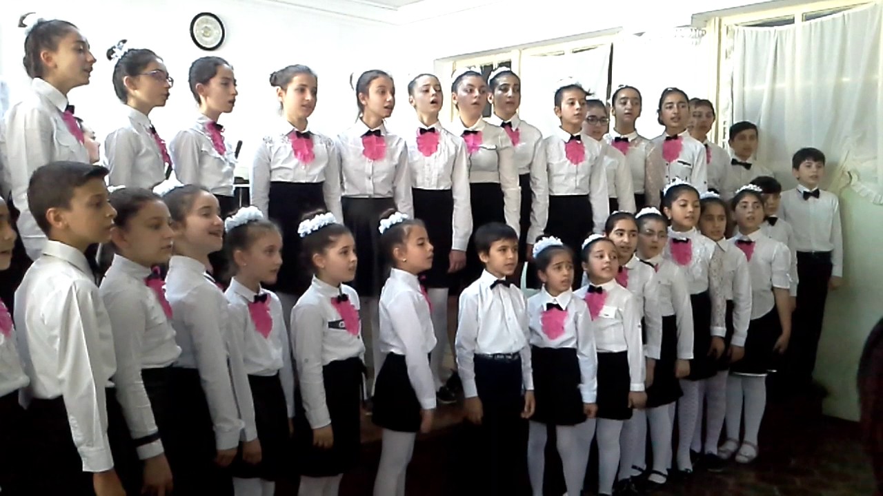 4 nömrəli  uşaq musiqi məktəbinin xor kollektivi- xormeyster ELMİRA MANSUROVA. 