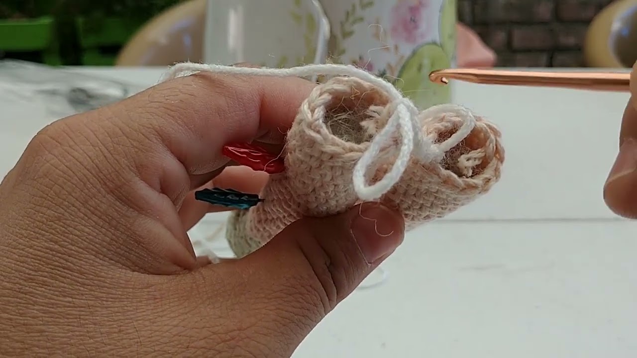 Cómo unir las piernas de un muñeco (a) amigurumi