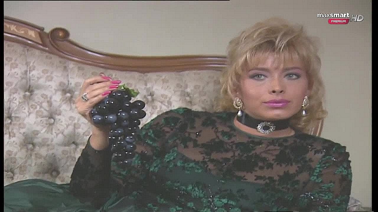 Turkish actress with beautiful manicure in the series ANA