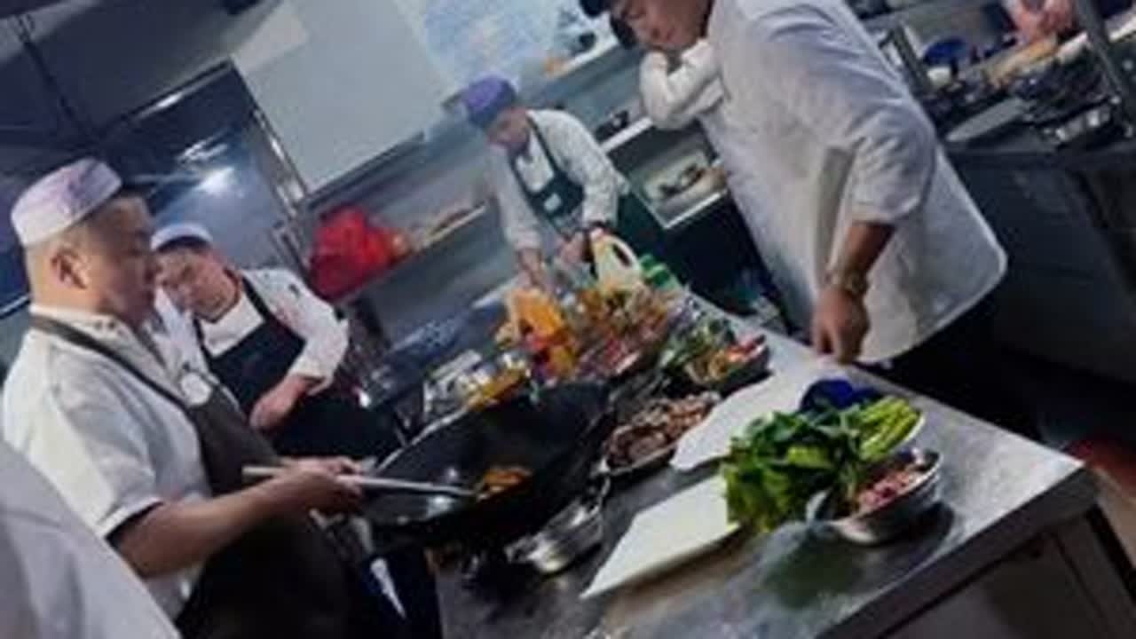 忙碌是餐饮人最好的状态，满意只有起点没有终点，服务永无止境，没有动态的日子，我都在努力认真生活。风里雨里我在如华手抓等你🤗🤗