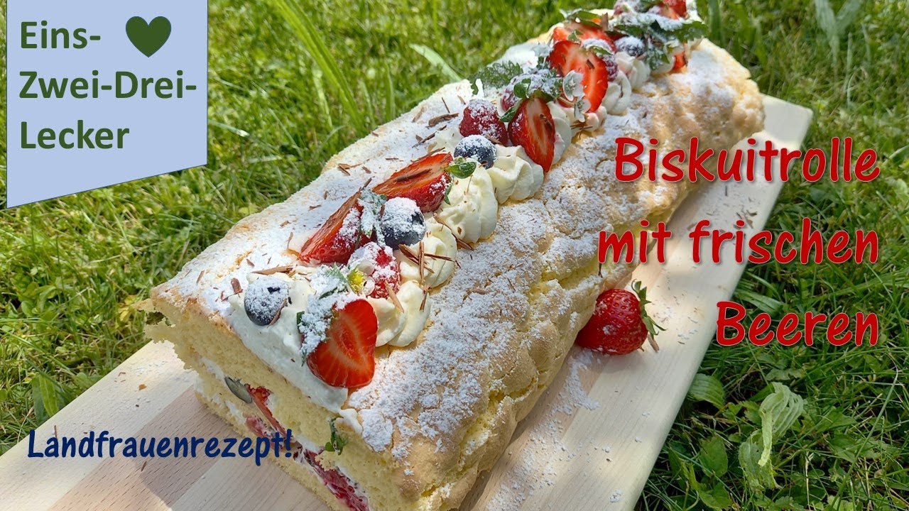 Biskuitrolle mit Erdbeeren Himbeeren Heidelbeeren und Sahne ❤ Rezepte aus Bayern ❤schnell gemacht!