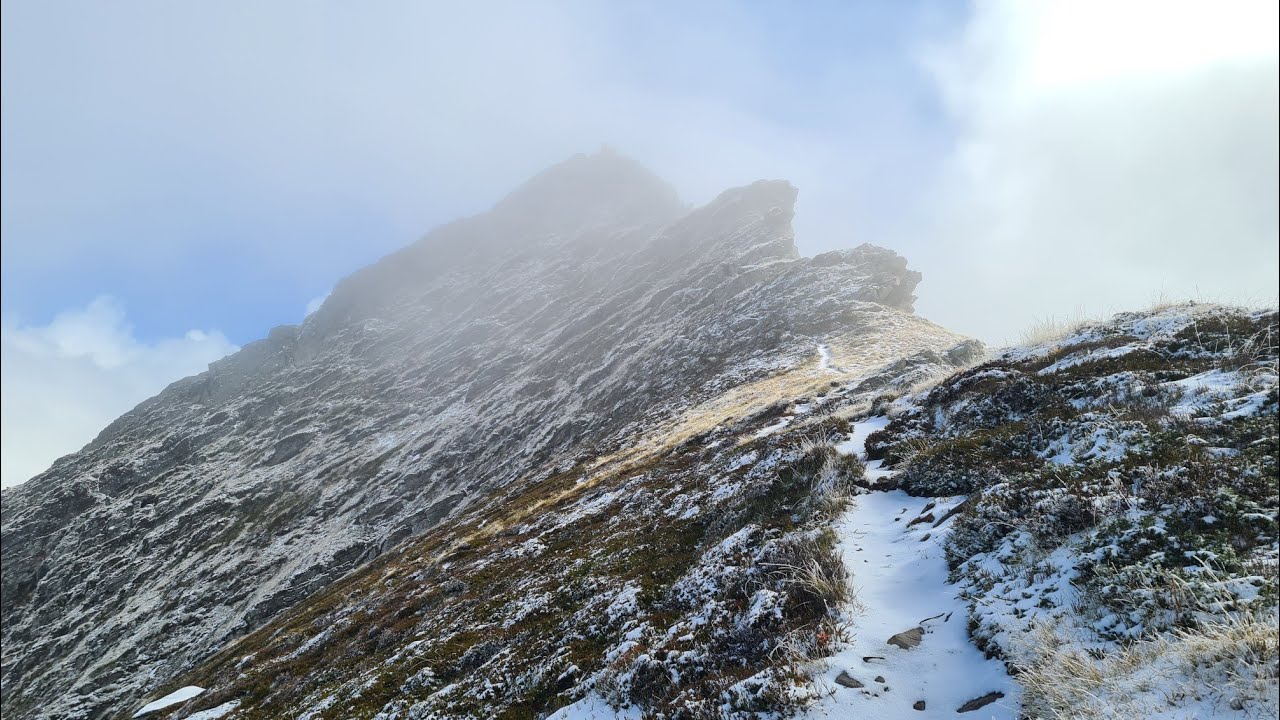 Pe&ntilde;a Labra, Pico Tres Mares y Cuchill&oacute;n desde Santa Maria de Redondo (26/10/2024)