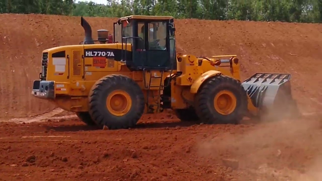 Acertando camada de aterro carregadeira hl770 