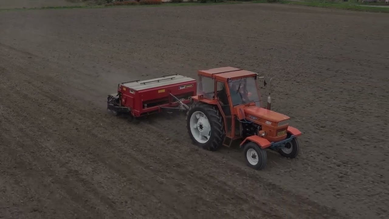 Tume Seeder HKL-2500 for small grains on a field day