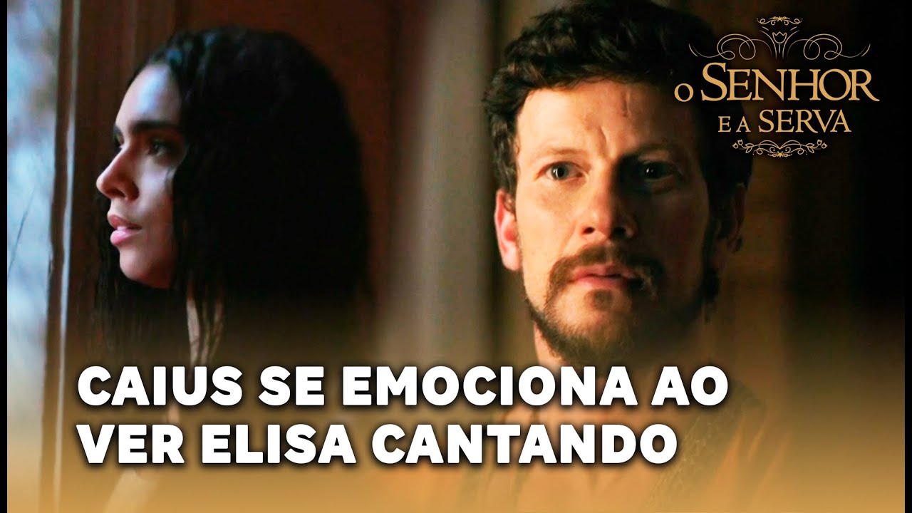 O SENHOR E A SERVA: Caius observa Elisa cantar e se emociona com sua fé