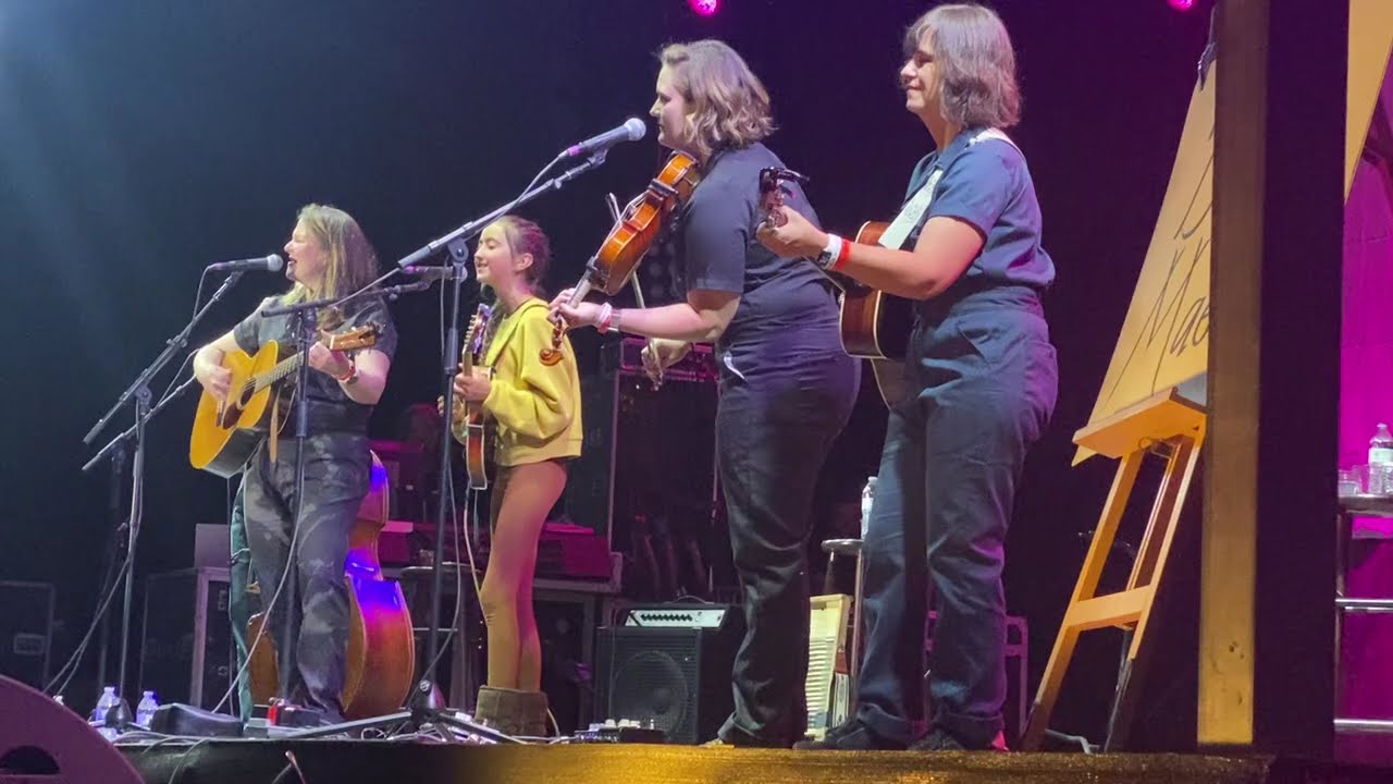 A Few Old Memories & These Songs - Della Mae with Joselyn Sky