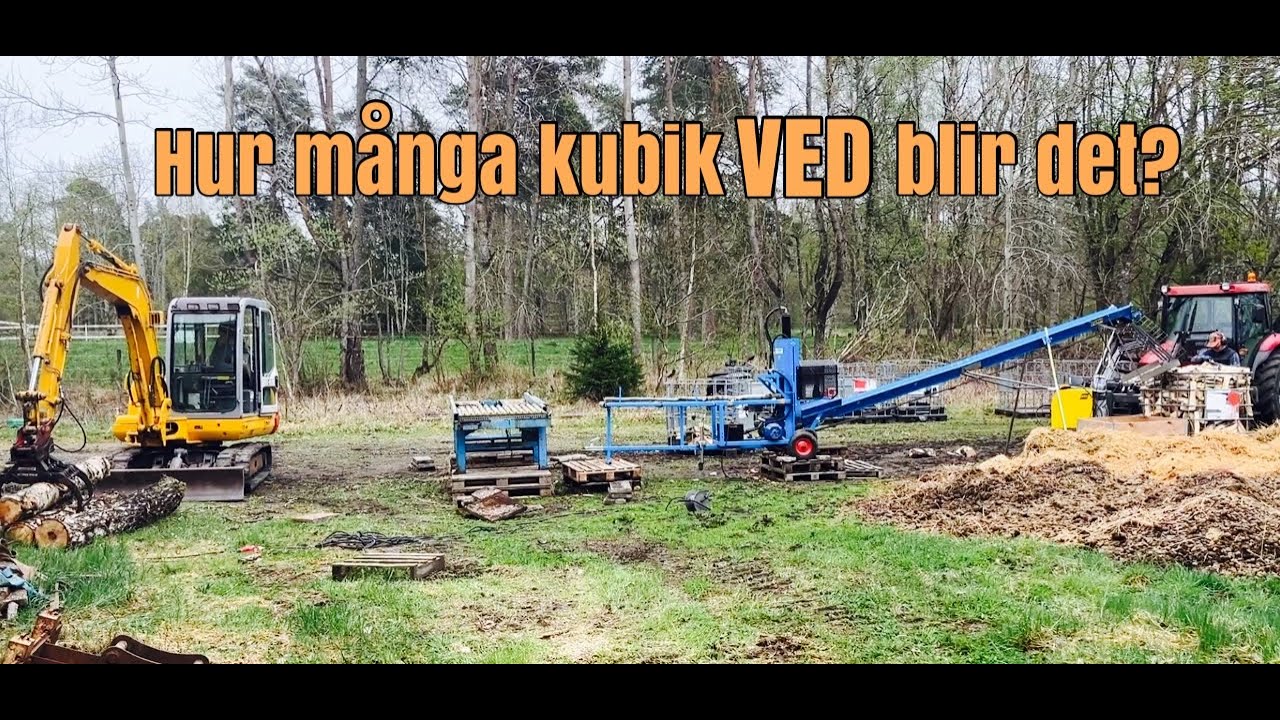 Vedhantering 2025 - Grävmaskin, traktor och vedklipp får jobba hårt