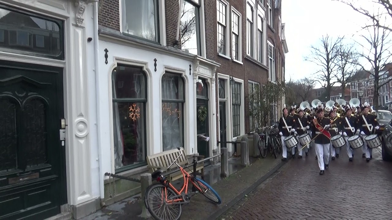 Show and Marchingband K&G Leiden marcheert naar Pieterskerk voor Kersttaptoe deel 2