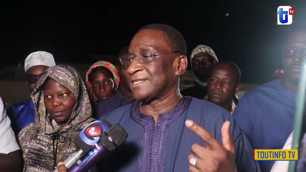 SPORTS/PODOR : Le Maire, Racine SY, satisfait de la pose du gazon synthétique du stade
