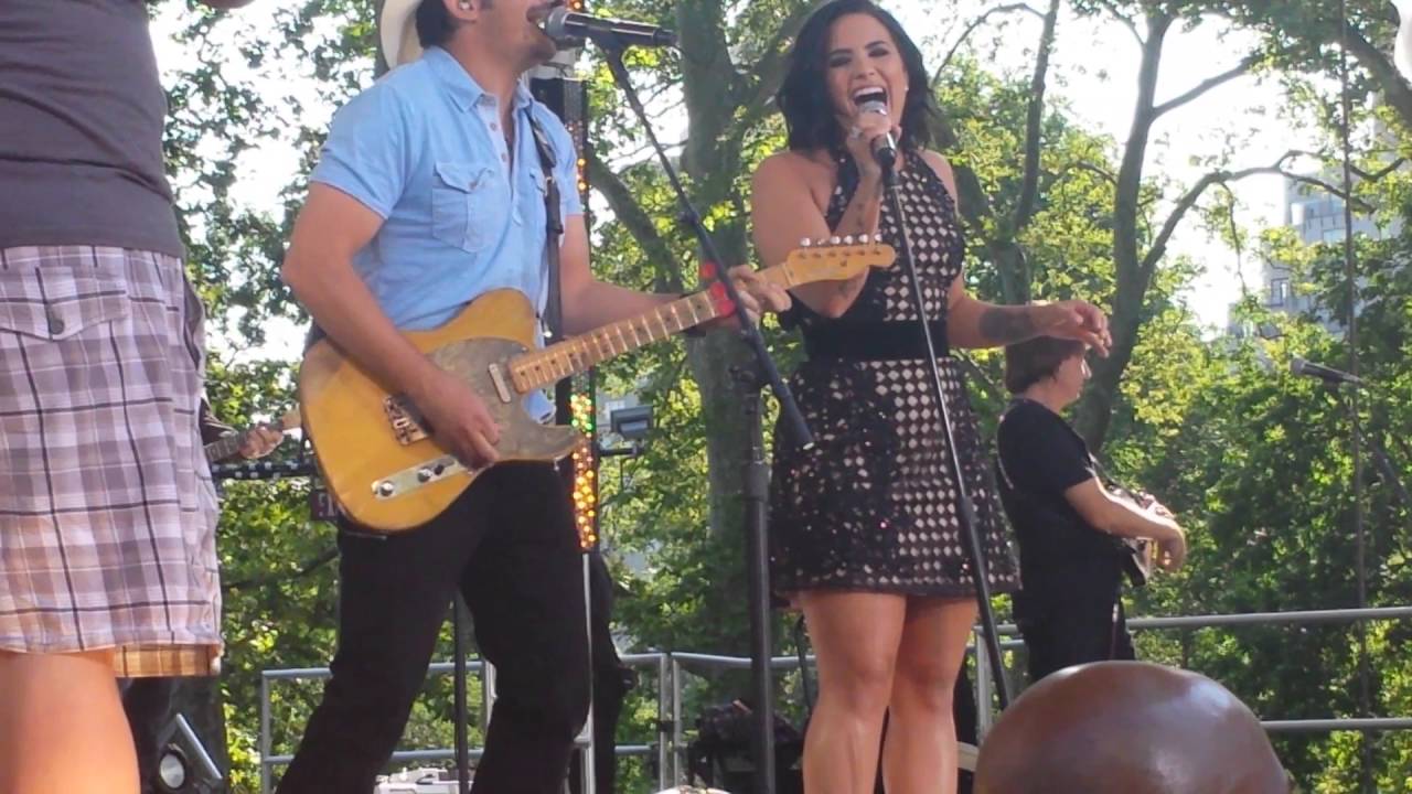 Brad Paisley Feat Demi Lovato Without a fight GMA Concert 2016