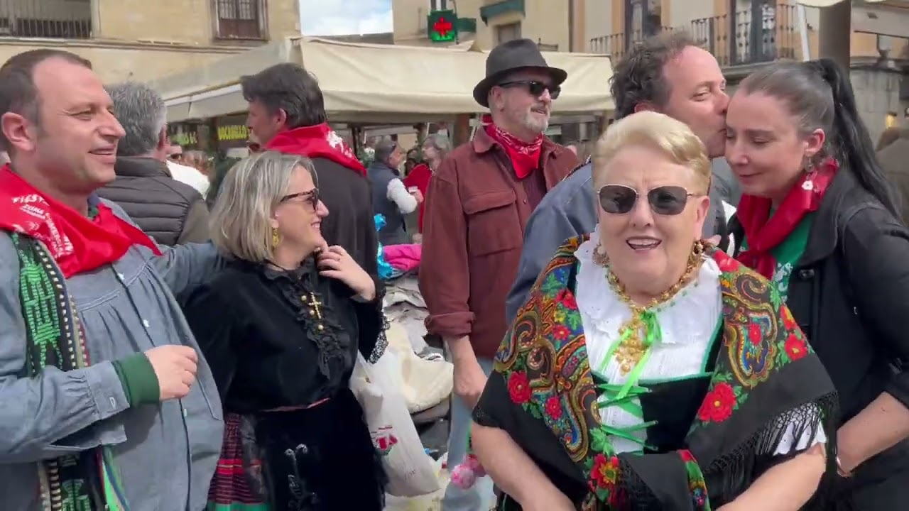 Domingode resurrección en la plaza Mayor de (TRUJILLO), bailando el￼ CHIVIRI