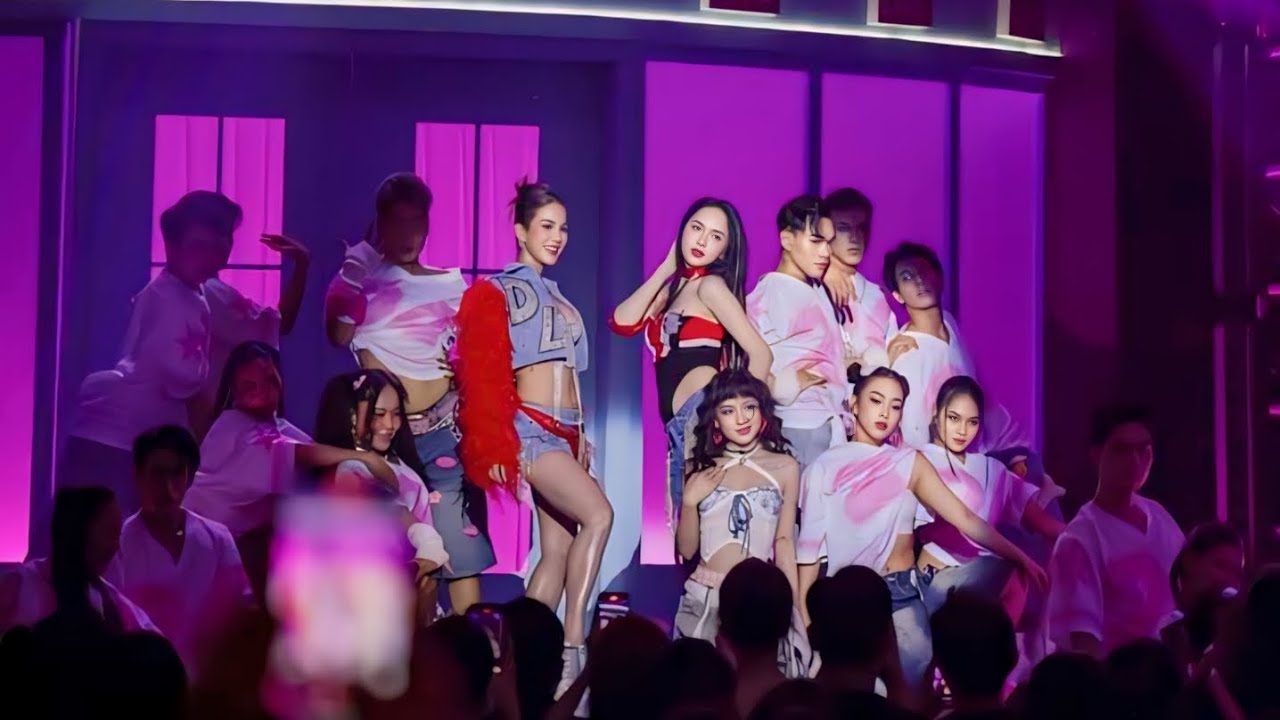 Chị Em Hôm Nay Trông Chơi - Hương Giang x Saabirose ( Live Performance Final The Shoppertainer )
