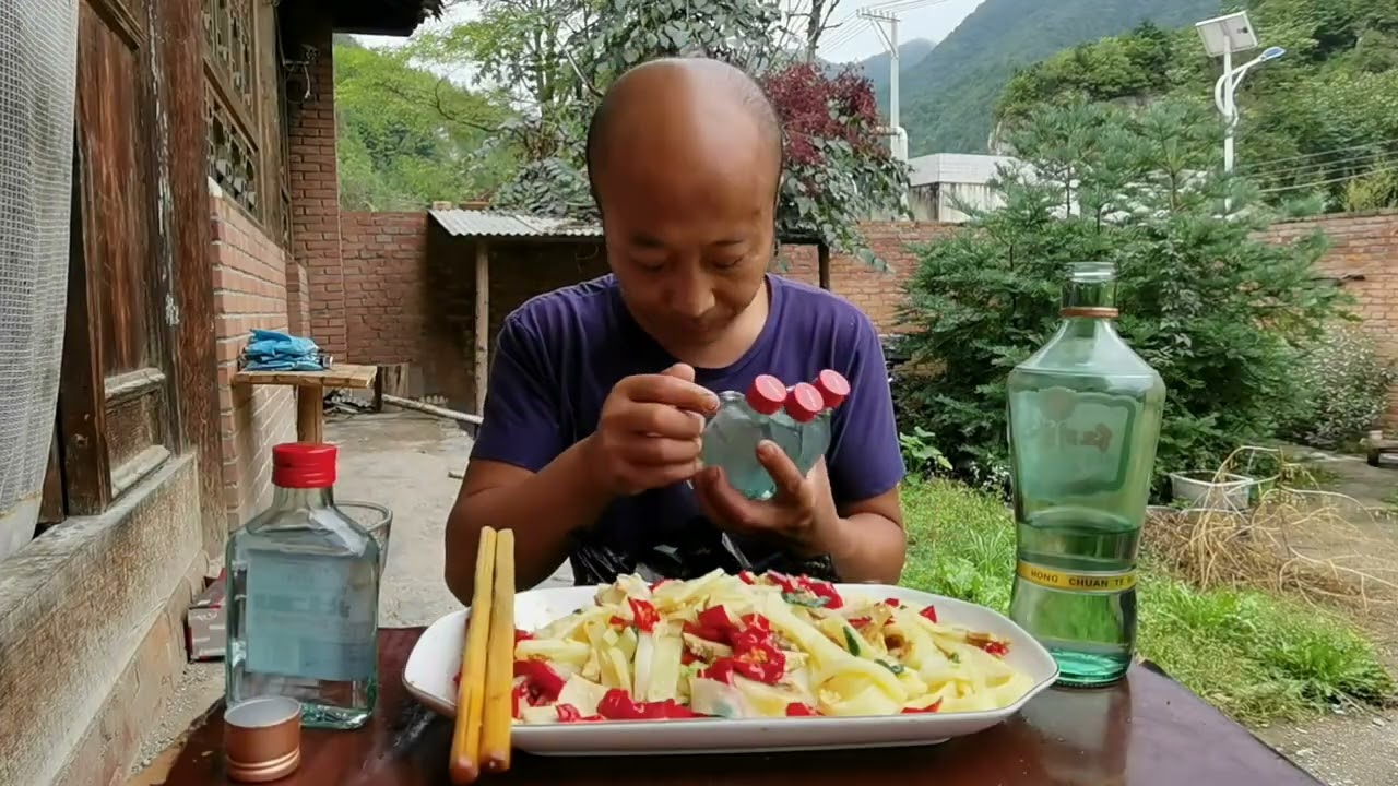 炒面皮一盘，白酒三大杯，一个人的生活就这样了#舌尖上的味道