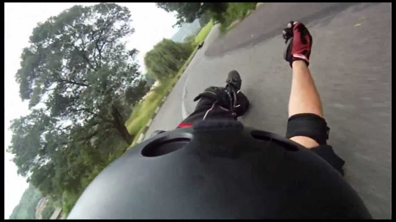 Wipe out at 70km/h - foyi.sytes.net Long board downhill skating.wmv