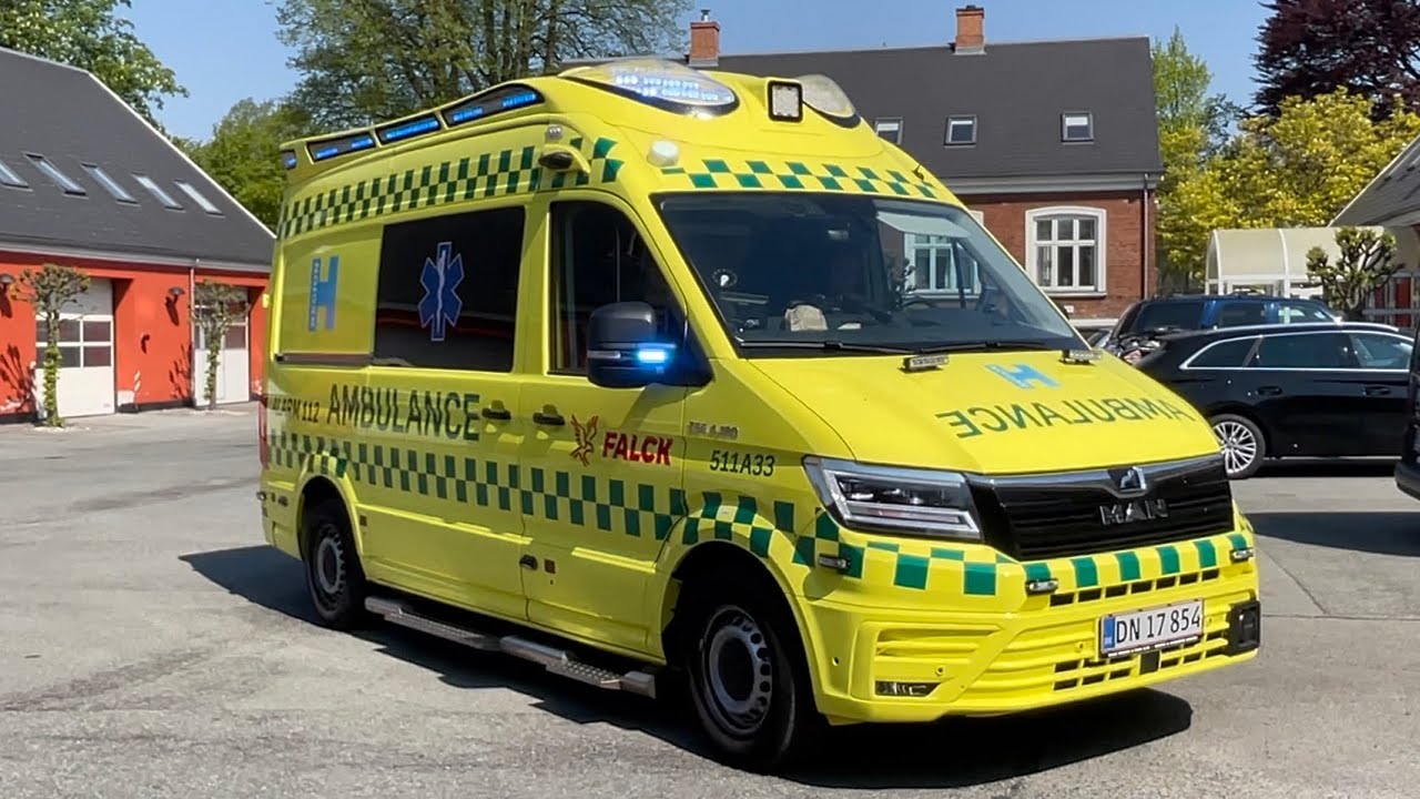ST.LYNGBY Falck Ambulance A33 kører fra Lyngby brandstation med blå blink kun for mig. 2023