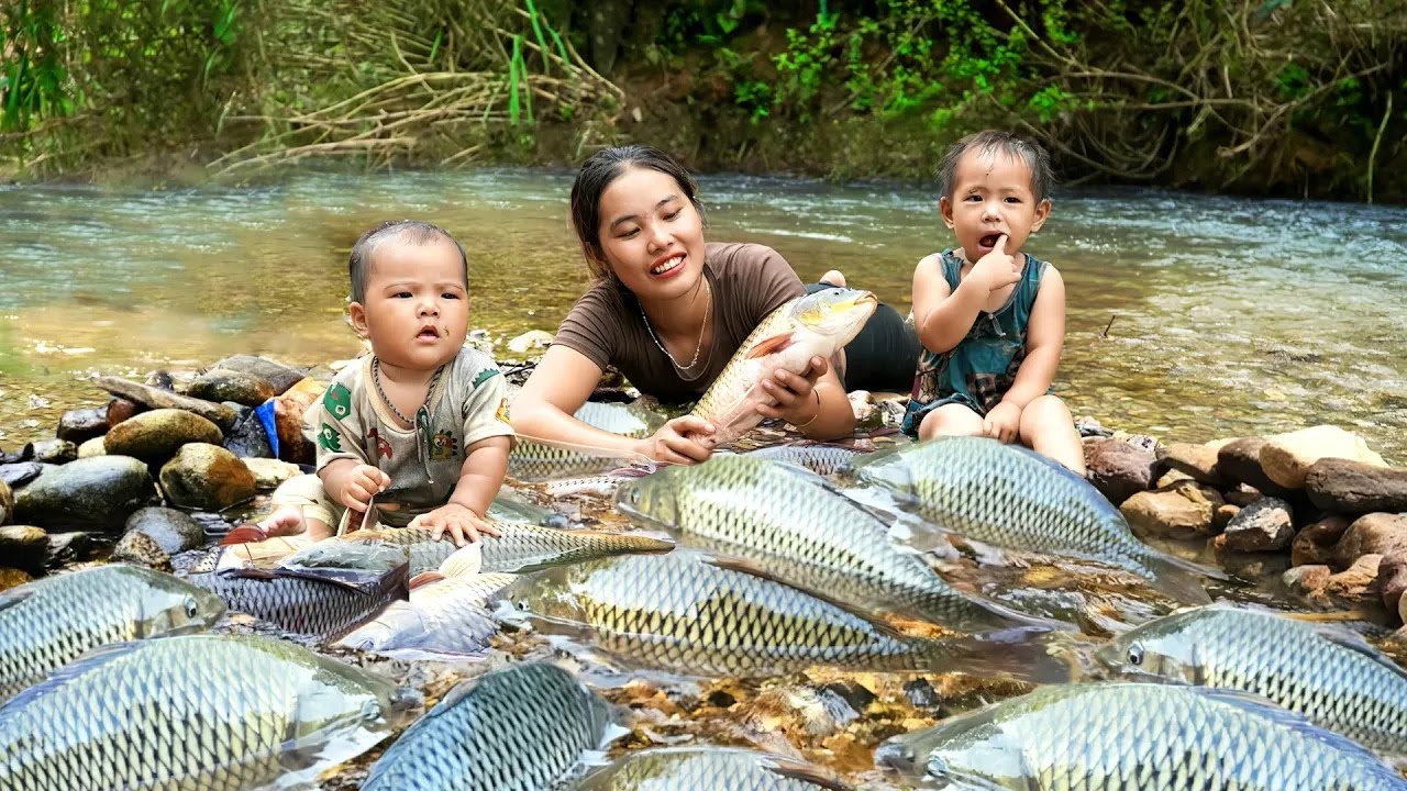 How to Harvest Giant ABANDONED Fish Pond Full of Carp to Sell at Market with Single Mom