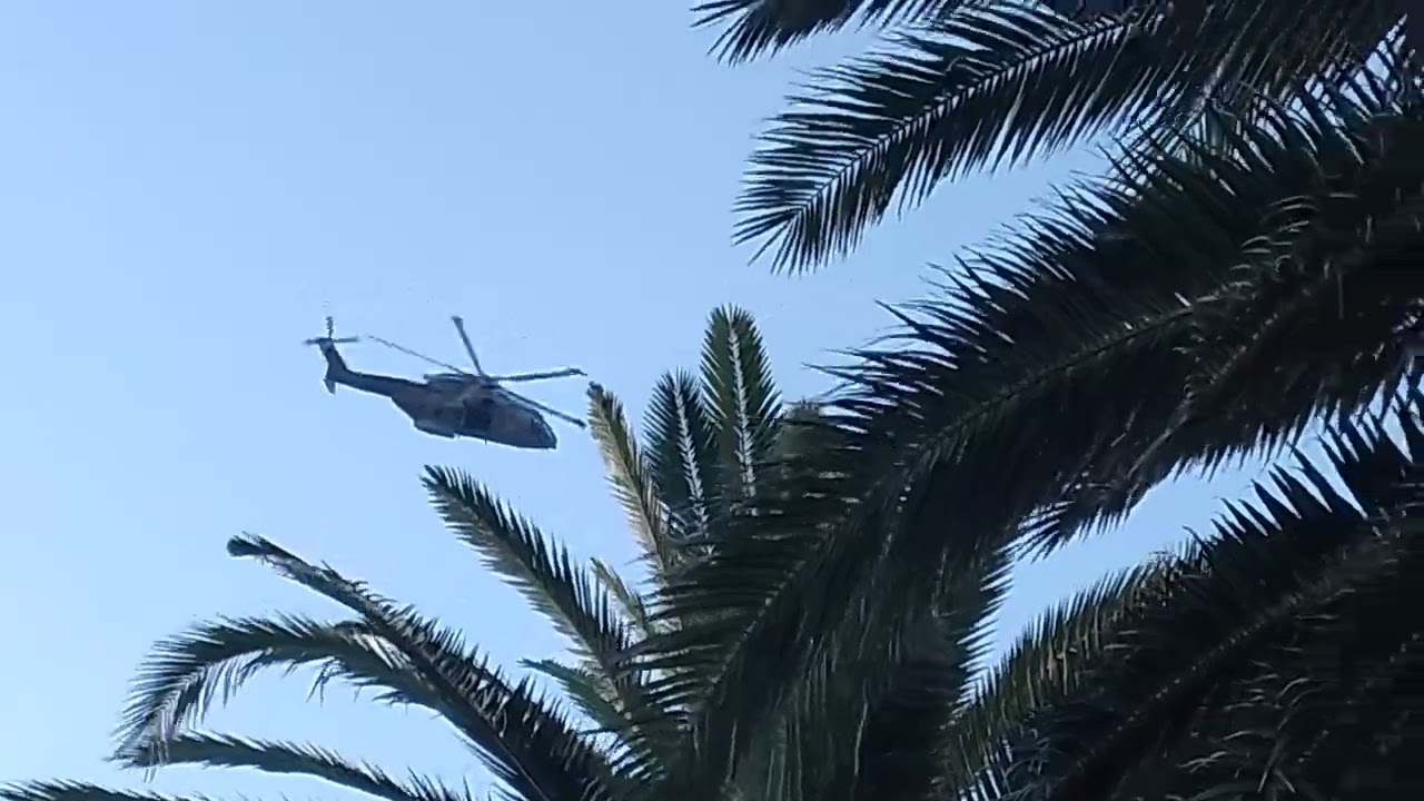 SH-90A marina militare italiana in sorvolo per il centenario del palio del golfo, molo Italia, SP