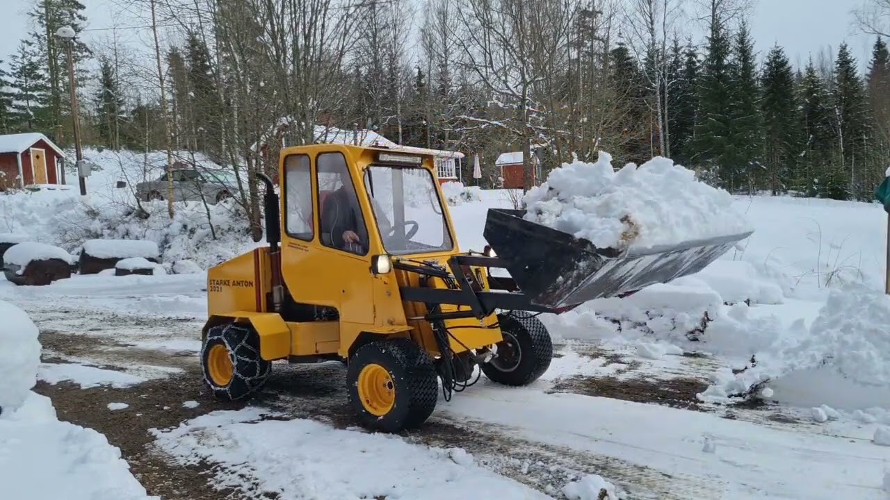 Hembyggd minilastare. Diy mini loader. Flyttar bl&ouml;tsn&ouml; med 2meters skopa.