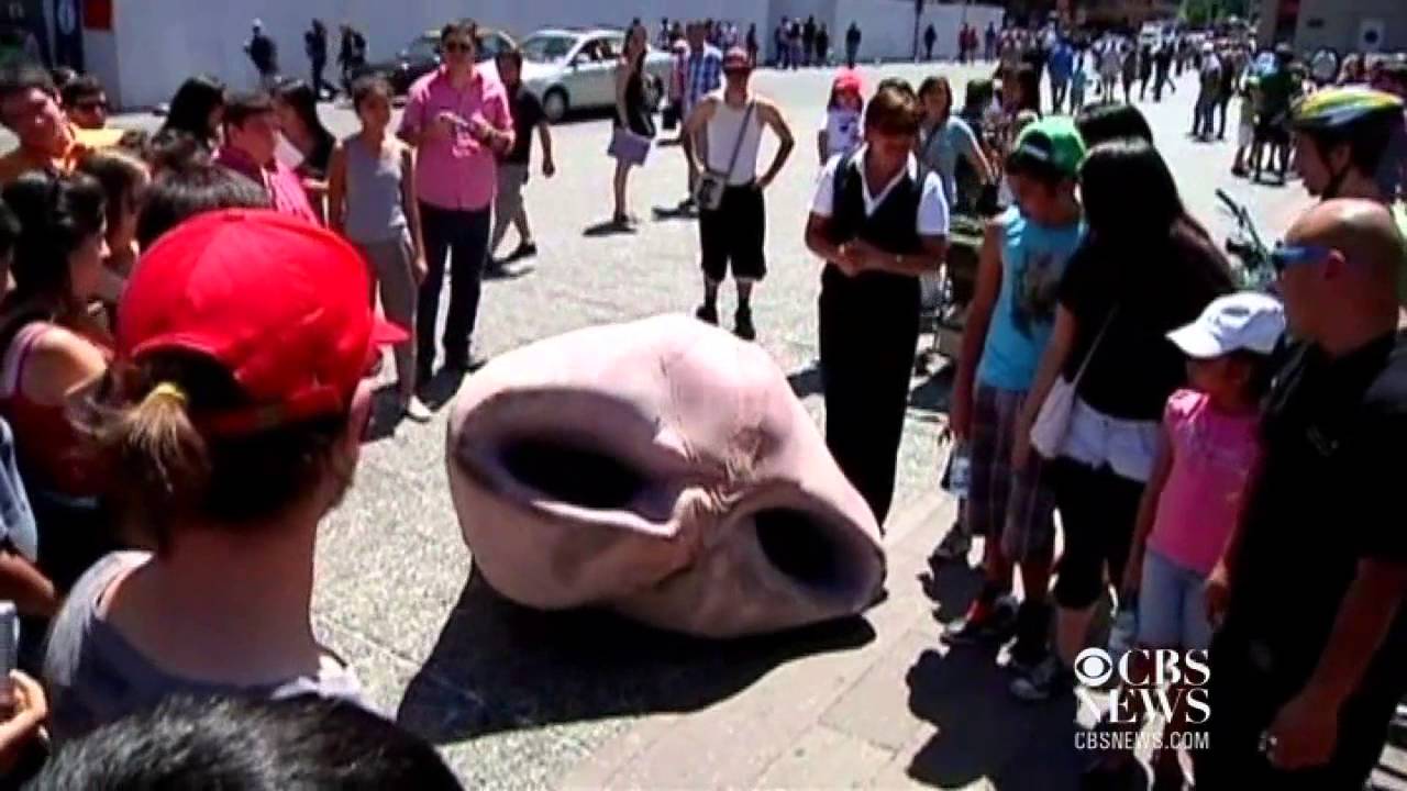 Giant body parts march through Chile