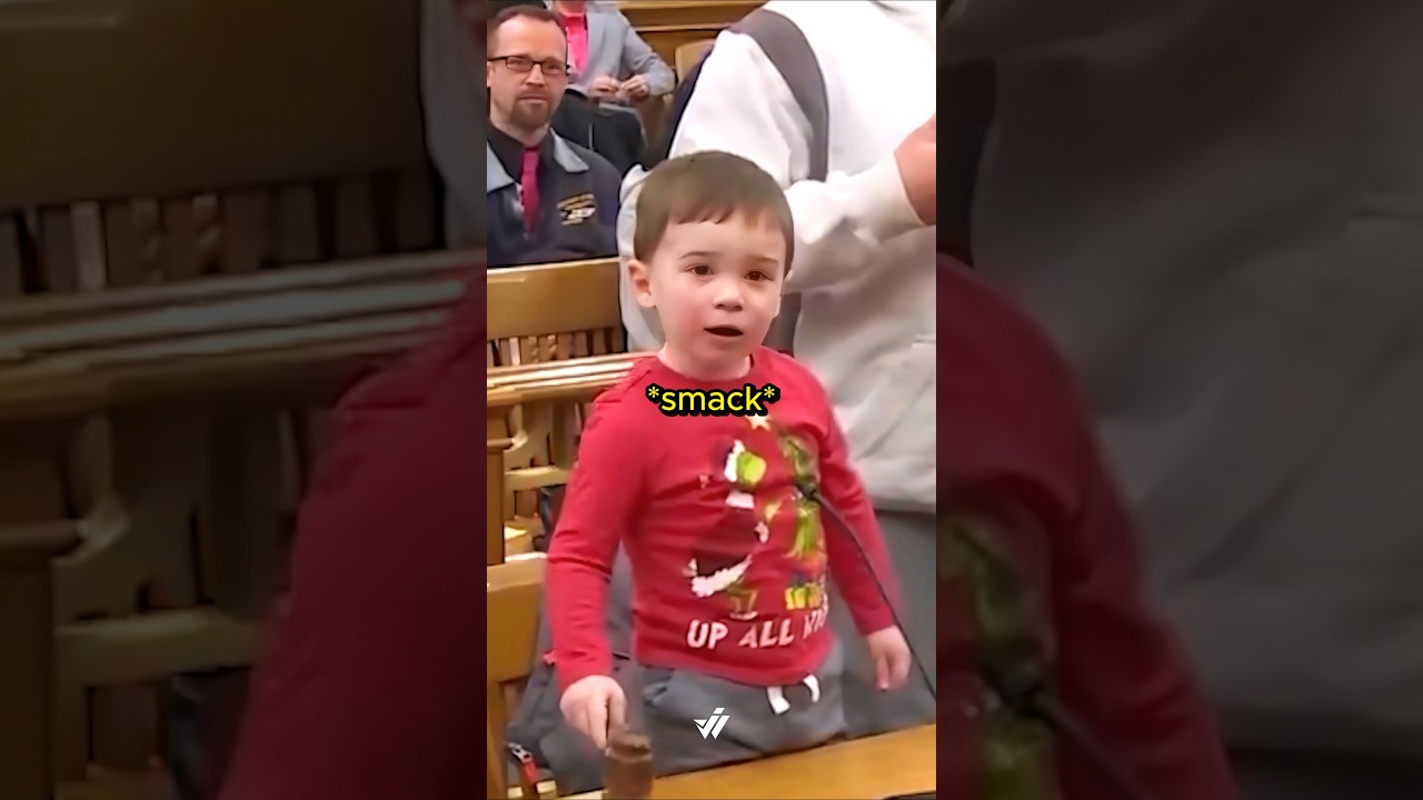 Ребенок берет молоток судьи в суде 😭