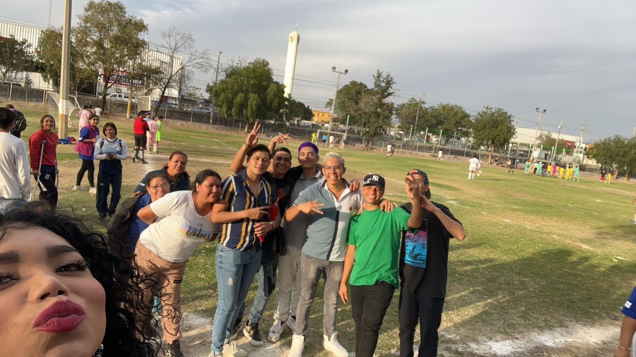 Como Karina no me visita, vine a ver la jugar fútbol de mí no se va a escapar ￼￼