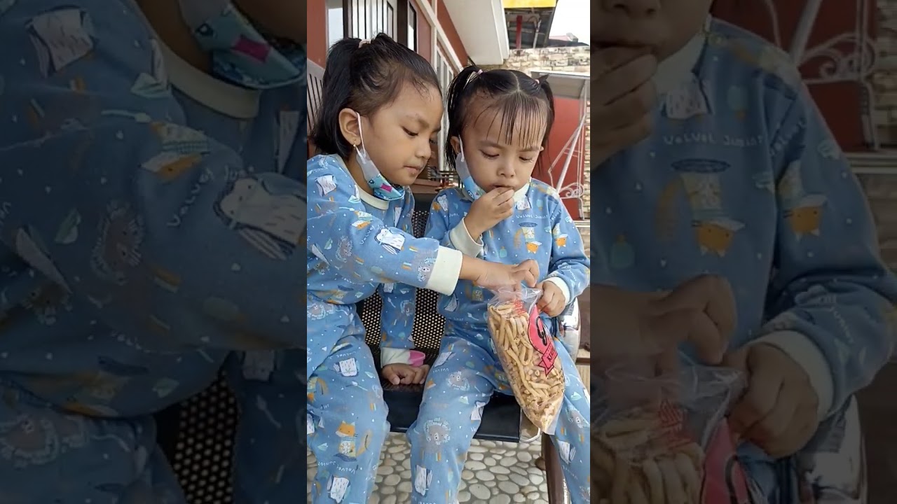 Kakak Adek Lagi ngemil 