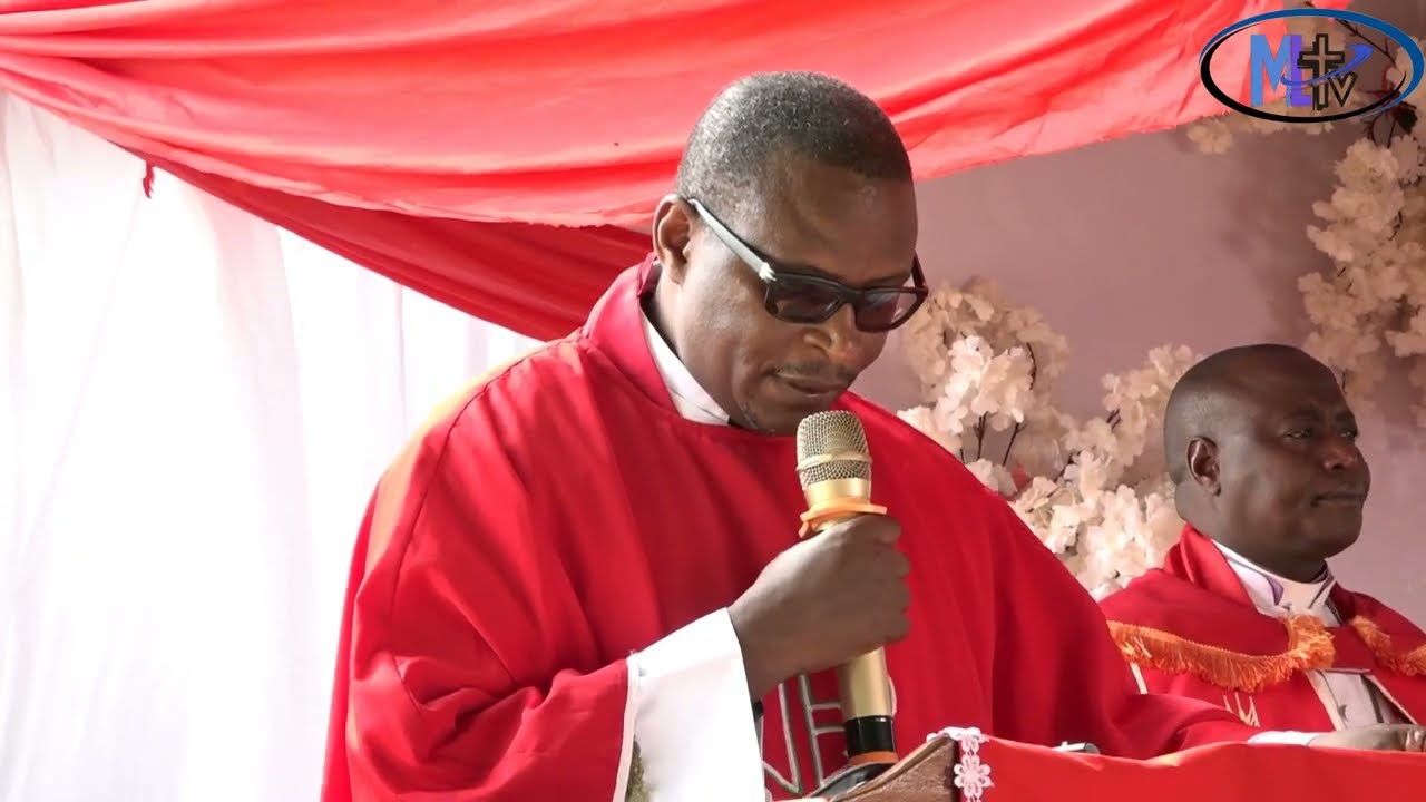 MSAIDIZI WA ASKOFU  PARE DIOCES TUMRUSU YESU ATUSAIDIE KUSHUHULIKA.ATUFINYANGE NA KUTUTENGENEZA