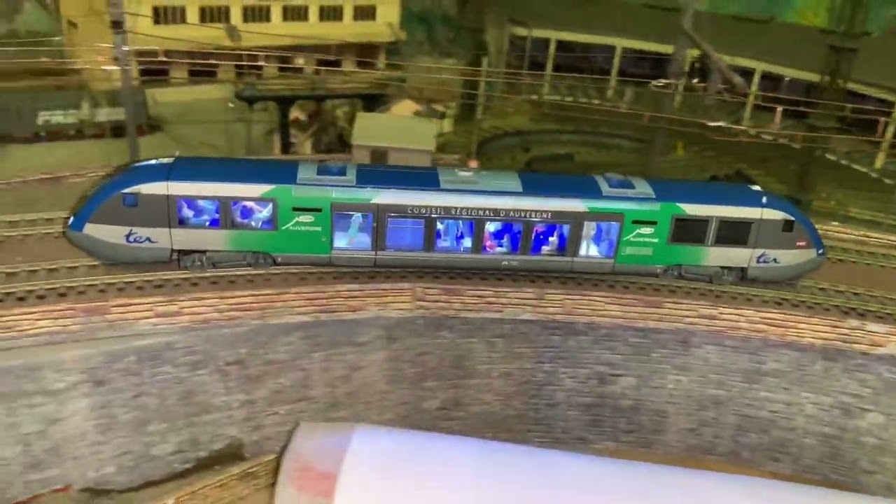 Autorail diesel X73500 livrée Auvergne de chez JOUEF référence HJ2045