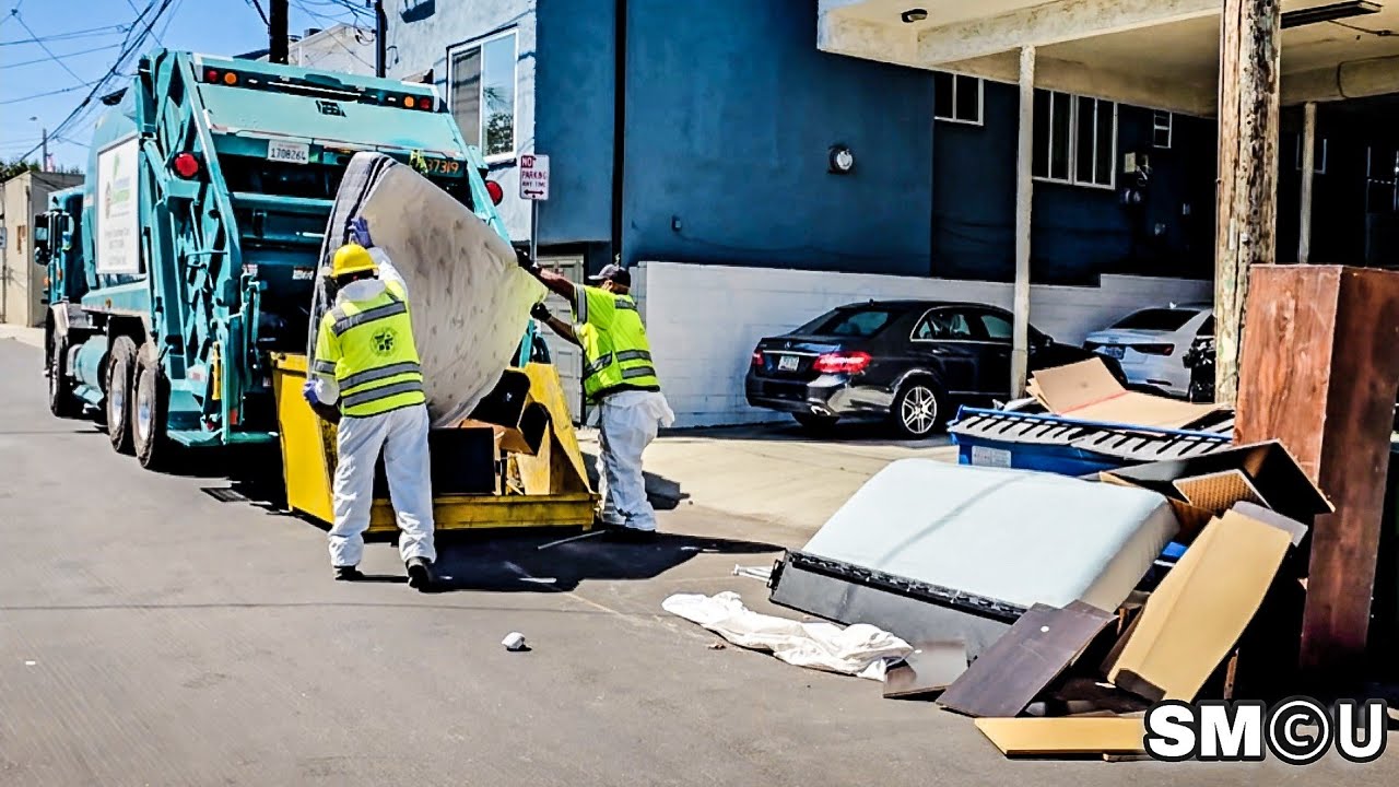 𝗨𝗡𝗟𝗢𝗔𝗗𝗘𝗗 𝗜𝗡 𝗩𝗘𝗡𝗜𝗖𝗘: Illegal Dump Cleared During Homeless Sweep