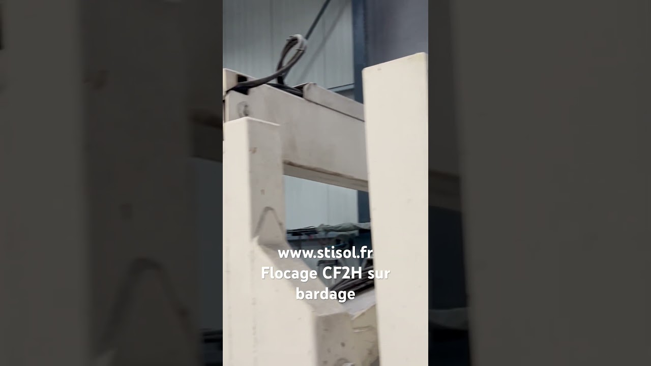 Projection d&rsquo;un enduit fibreux pour protection resistance incendie Flocage CF2H structure bardage