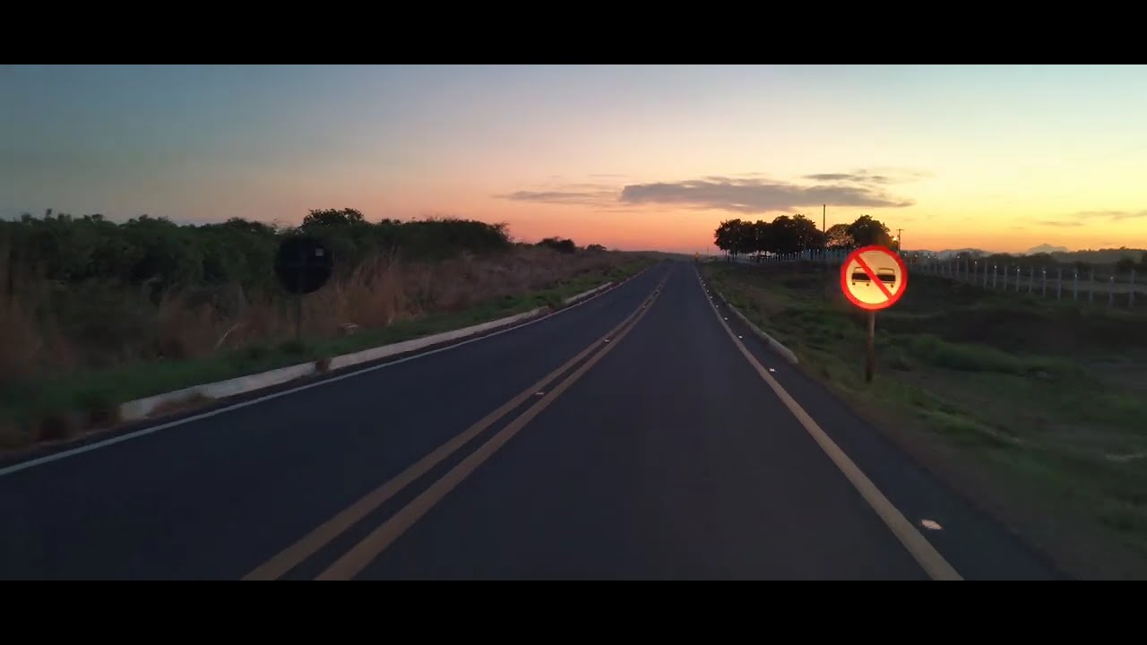 Viagem de moto curtindo a paisagem ao anoitecer