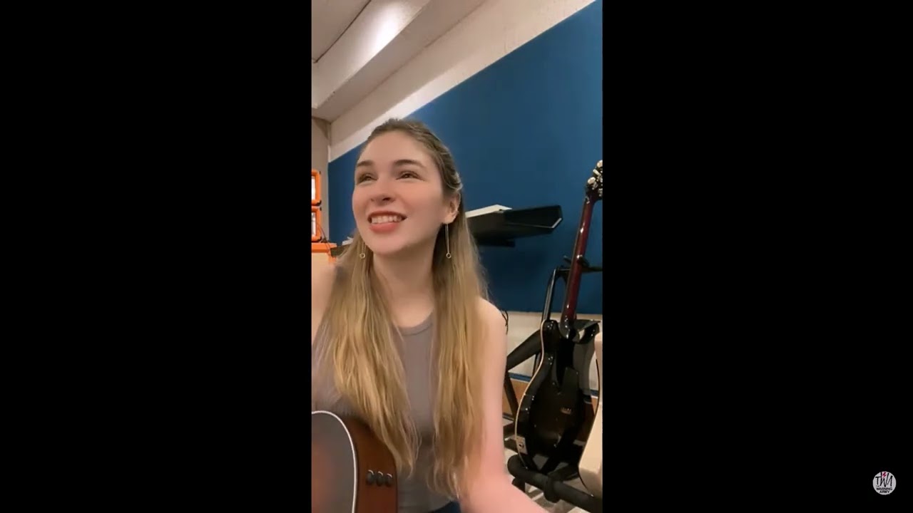 Dany de The Warning canta Cielo de Benny Ibarra. La cual es de la peli ¿Quién Diablos  es Juliette?
