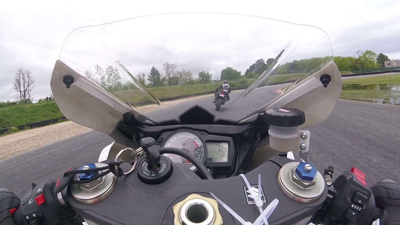 Moto Suzuki gsxr 600 k8 sur le circuit de Bordeaux merignac
