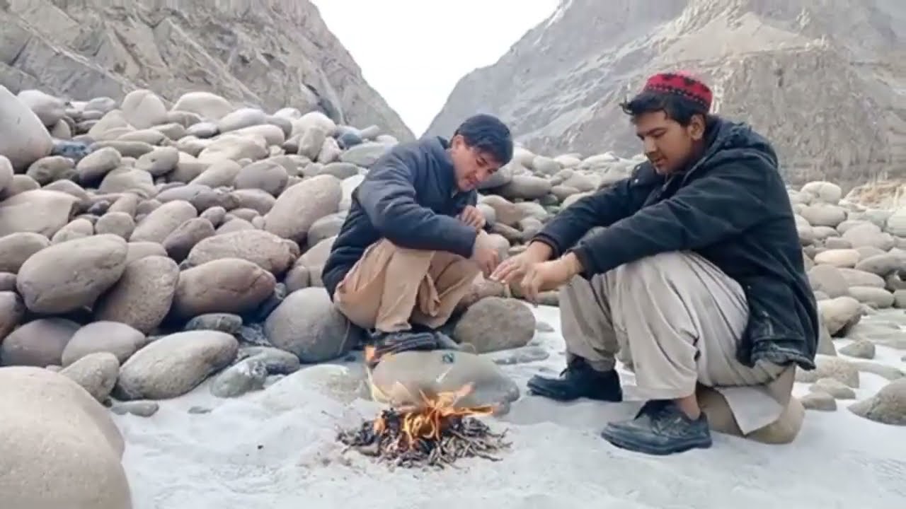 Pahadi Gao ki Zindagi || Sakht Sardi me Machli ka Shikar k Lye GIA || it's Usuf Vlog 