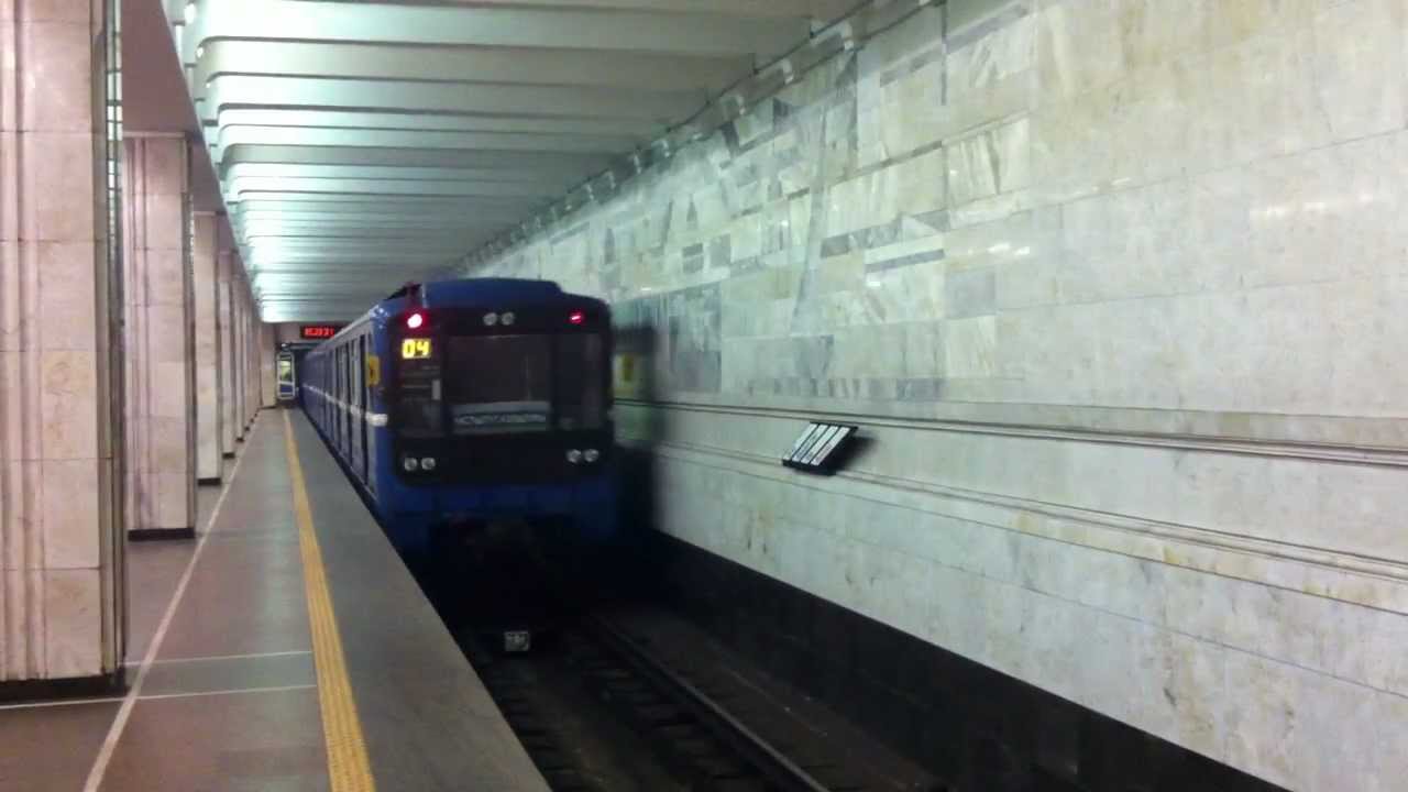 Мінскі метрапалітэн - Minsk Metro Moskovskaya line train calling at...